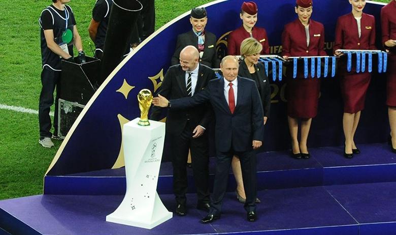 Владимир Путин во время церемонии награждения финалистов чемпионата мира по футболу