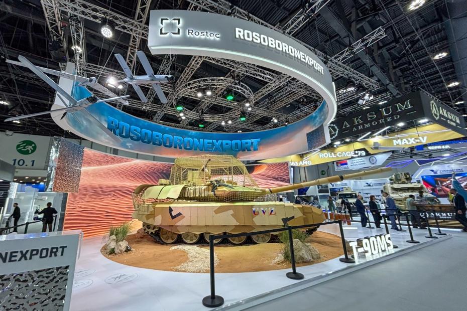 Танк Т-90МС «Прорыв» на стенде «Рособоронэкспорта» на международной оборонной выставке IDEX-2025