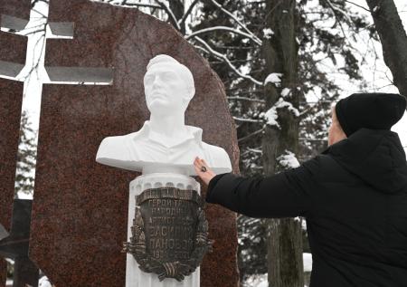 На Новодевичьем кладбище в Москве открыли памятник Лановому  