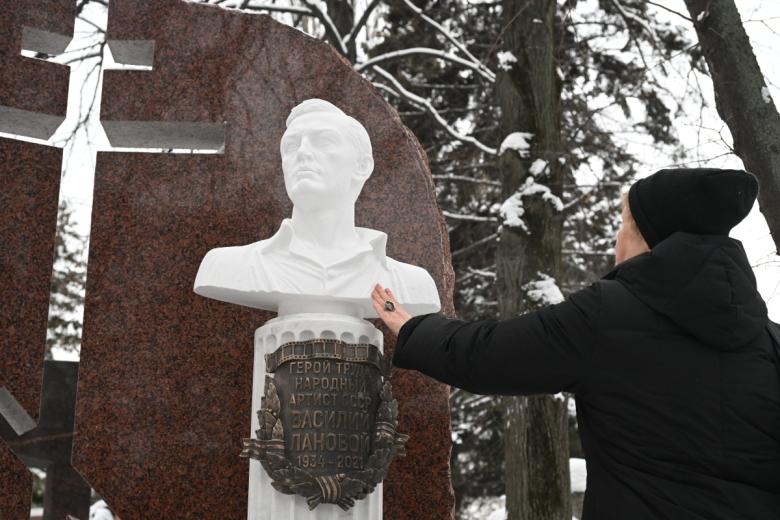 Женщина у памятника артисту Василию Лановому на Новодевичьем кладбище в Москве