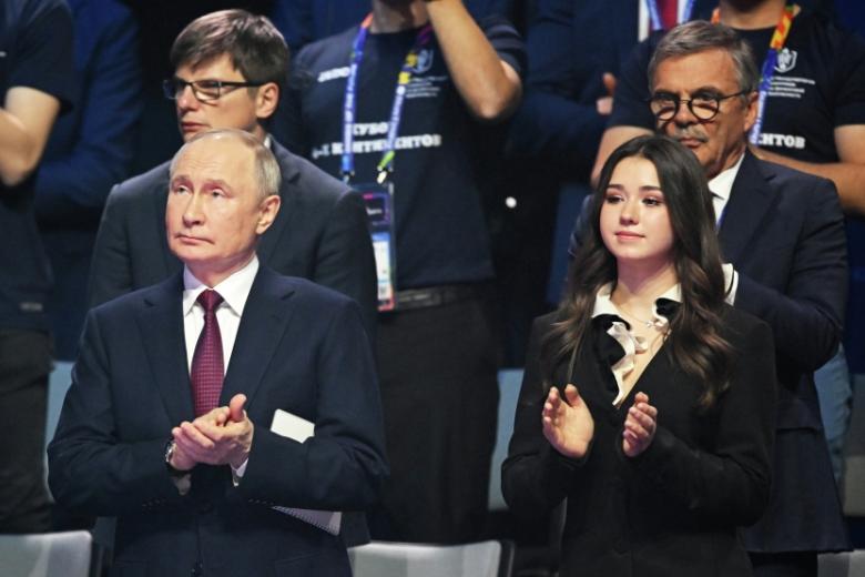 Президент РФ Владимир Путин и Камила Валиева на церемонии открытия международного турнира «Игры будущего»