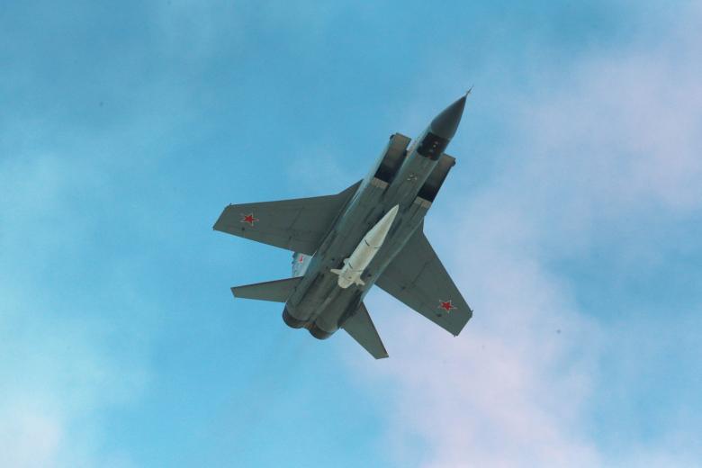 МиГ-31 с гиперзвуковой ракетой «Кинжал»