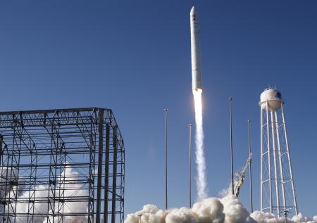 Корабль Cygnus готовится к стыковке с МКС