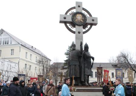 В Ярославле открыли памятник Минину и Пожарскому