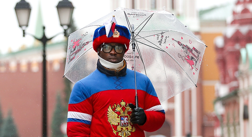 Турист на Никольской улице в Москве