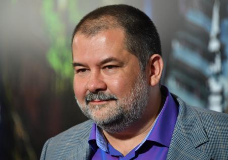 «Он на своём месте»: Лукьяненко оценил идею заменить Деда Мороза на Гринча