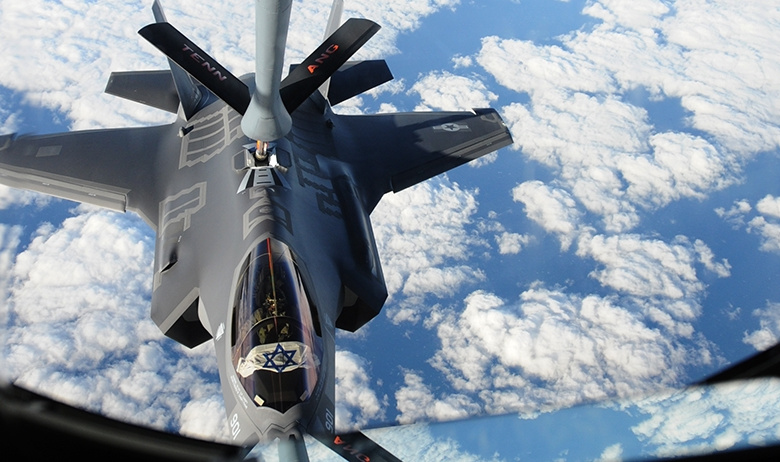 Истребитель-бомбардировщик F-35 на дозаправке