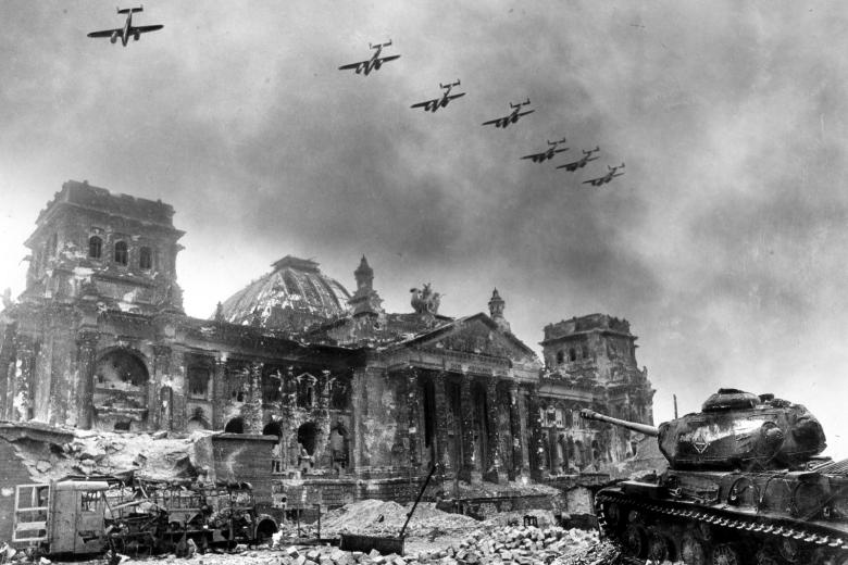 Разрушенный Рейхстаг в Берлине в апреле 1945 года