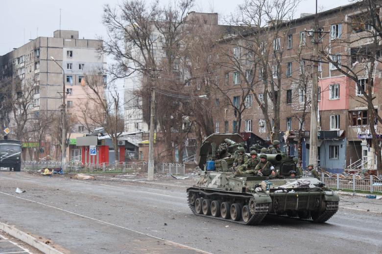 Украина. Донецкая область. Мариуполь. Военнослужащие ДНР на одной из улиц города