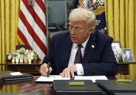 «Бешеный принтер»: 10 первых указов Трампа, которые изменят мир