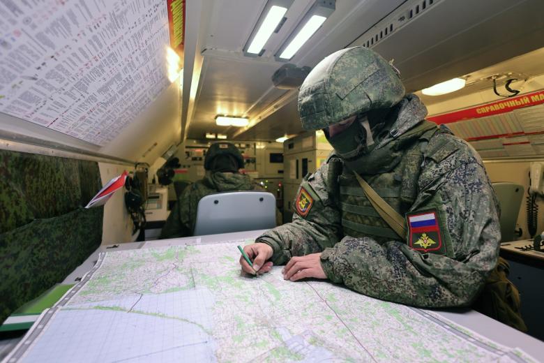 Военнослужащие боевого расчета армейского корпуса Балтийского флота в командно-штабной машине во время пусков оперативно-тактических ракетных комплексов «Искандер-М