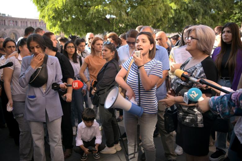 Армения. Ереван. Люди у Дома правительства Армении