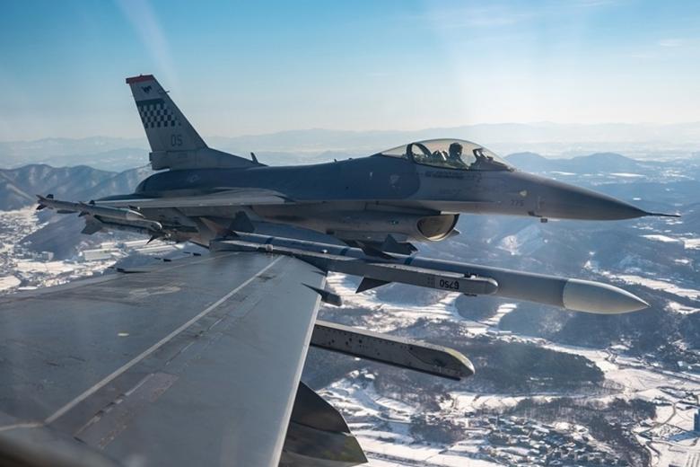 Истребитель F-16 Fighting Falcon