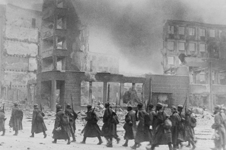 Сталинград. Февраль 1943 года. Советские солдаты у здания универмага на площади Павших Борцов
