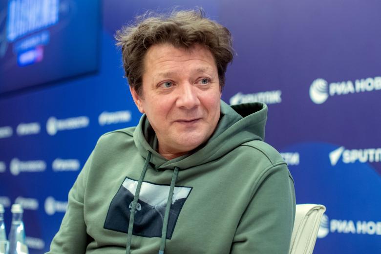 Актер Ян Цапник во время интервью NEWS.ru
