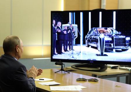 Перечислены все автомобили в личном гараже Путина