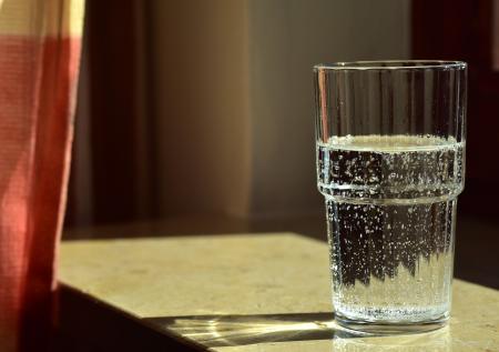 Россиянам объяснили, какую воду следует давать детям