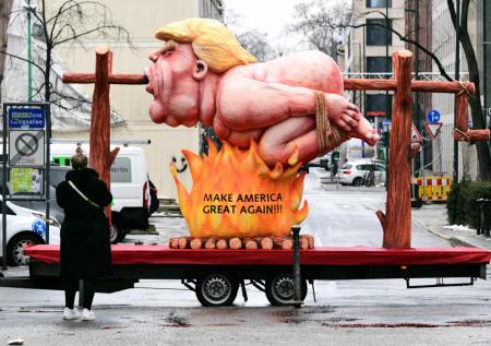 «Малыш Трамп» и летучий Ким Чен Ын: как высмеивали политиков на протестах