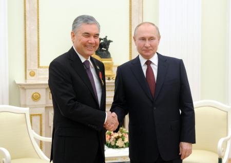 Путин поздравил Гурбангулы Бердымухамедова с Днем независимости Туркмении