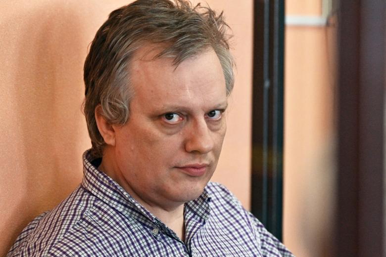 Юрий Зенкович, обвиняемый по четырем статьям, в зале суда Минского района