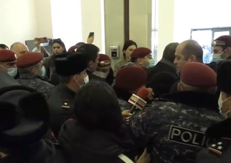 В Ереване задержали участников акции протеста в здании МИД Армении
