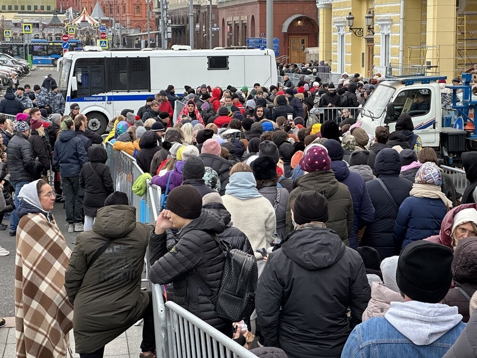 Очередь за билетами на балет «Щелкунчик» у Большого театра