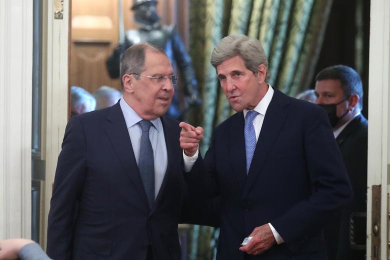 Министр иностранных дел РФ Сергей Лавров и специальный представитель президента США по вопросам климата Джон Керри