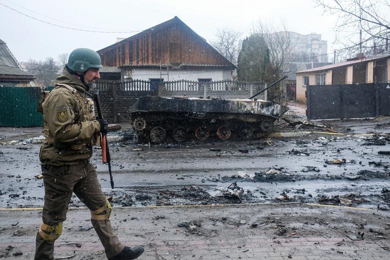 Украинский военнослужащий в Буче
