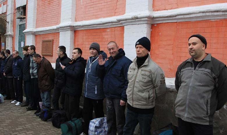 Отправка удерживающихся в ЛНР украинских участников конфликта в Донбассе к месту обмена пленными