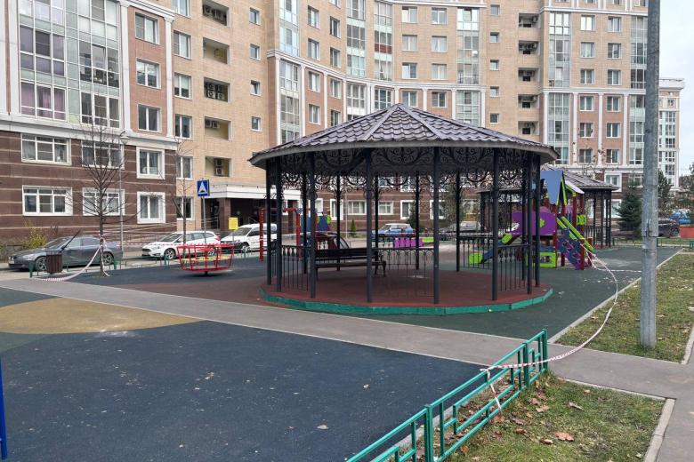 Место гибели 47-летней женщины на детской площадке в Новой Москве