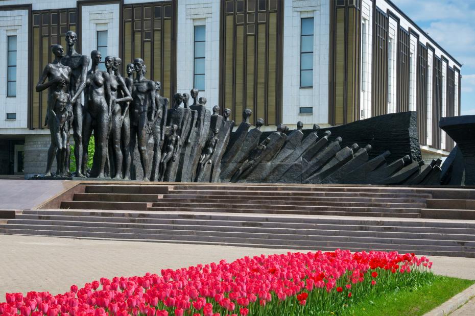 Памятник «Трагедия народов» в парке Победы на Поклонной горе в Москве, посвященный узникам концлагерей
