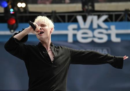 «Главное, не на голубой»: фото SHAMAN на синей сцене VK Fest