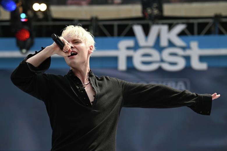 Певец SHAMAN (Ярослав Дронов) выступает на фестивале VK Fest в Москве