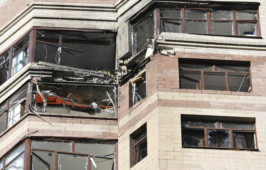 Жилой дом, поврежденный из-за падения обломков сбитого БПЛА в Раменском