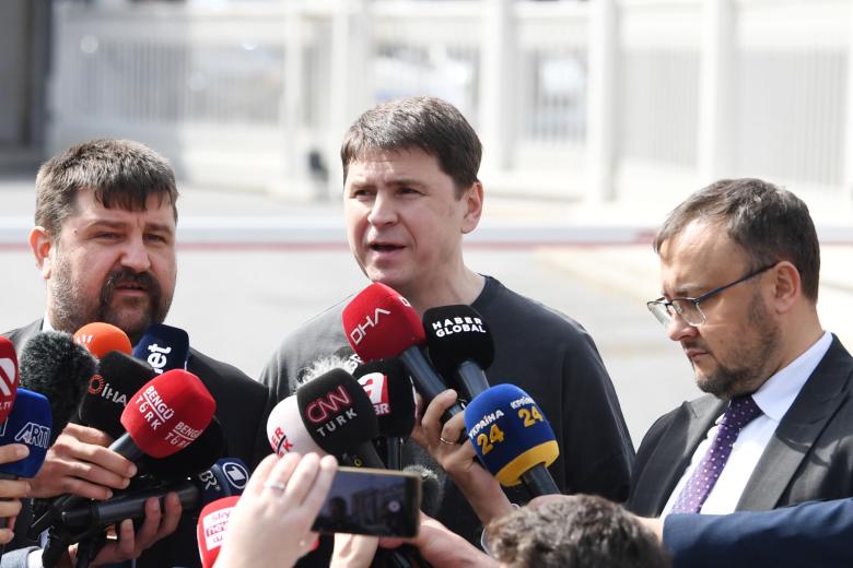 Михаил Подоляк (в центре)