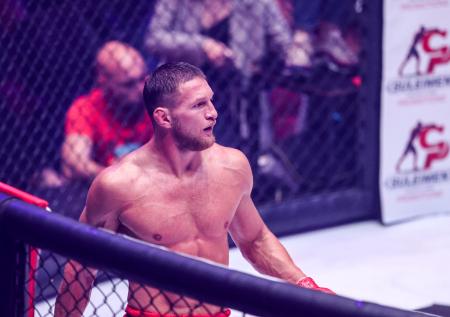 «Берут в разведку»: чемпион AMC Fight Nights Минеев сходил в военкомат