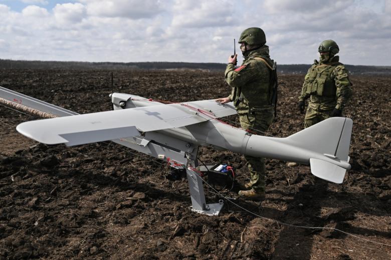 Операторы БПЛА группировки войск «Центр» готовят к запуску беспилотный летательный аппарат (БПЛА) «Орлан-30»