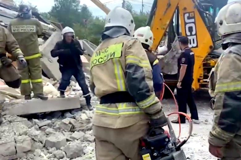 Сотрудники МЧС разбирают завалы на месте взрыва газа в жилом пятиэтажном доме на улице Сибирской в Нижнем Тагиле
