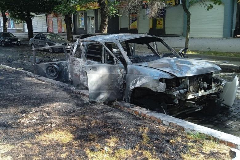 Взорванный автомобиль коменданта города Артема Бардина