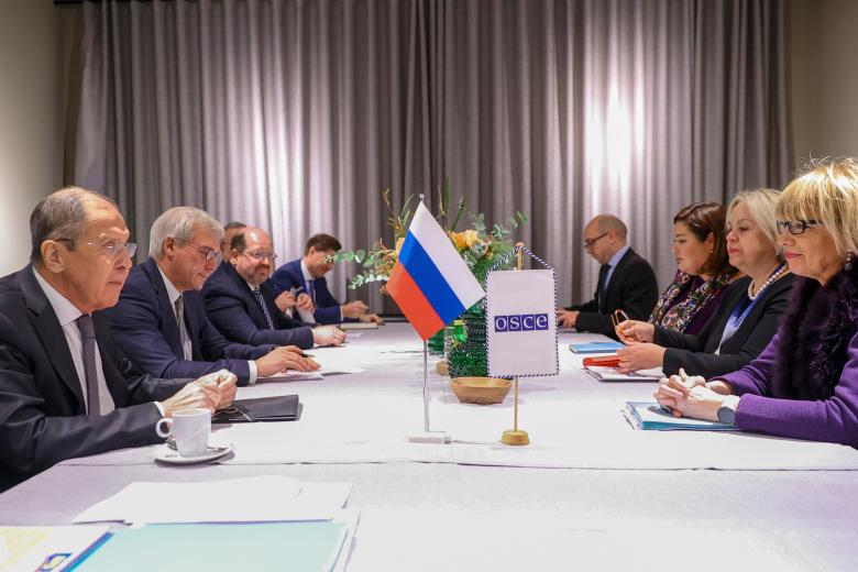 Встреча министра иностранных дел РФ Сергея Лаврова (первый слева) и генерального секретаря Организации по безопасности и сотрудничеству в Европе (ОБСЕ) Хельги Шмид (первая справа)