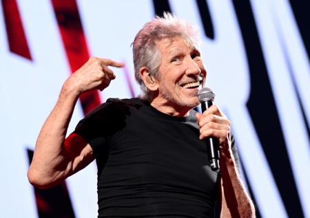 «Поддержат миллионы»: вокалист Pink Floyd может получить российский паспорт