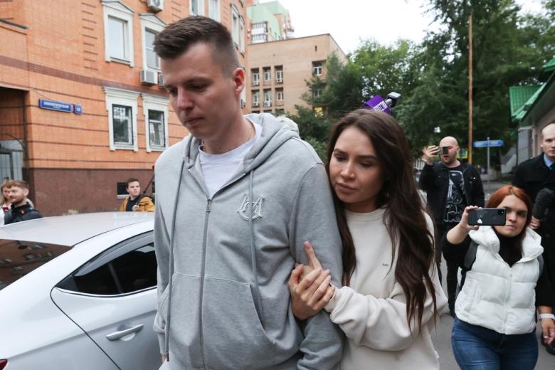 Блогеры Артем и Валерия Чекалины