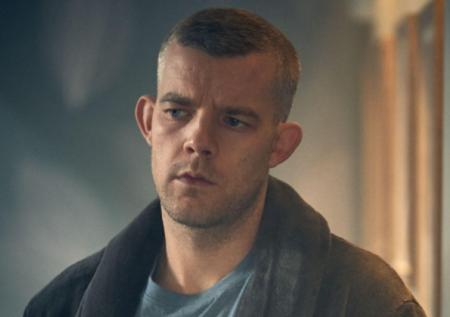 Отец актёра из сериала «Шерлок» хотел излечить его от гомосексуальности