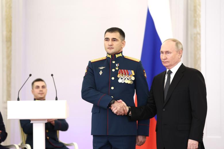 Владимир Путин на церемонии вручения медалей «Золотая звезда» Героям России. С подполковником Султаном Хашегульговым