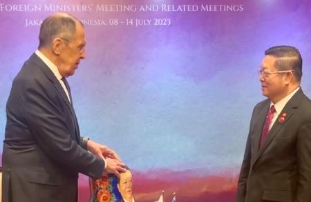 Лавров подарил генсеку АСЕАН гигантскую матрешку