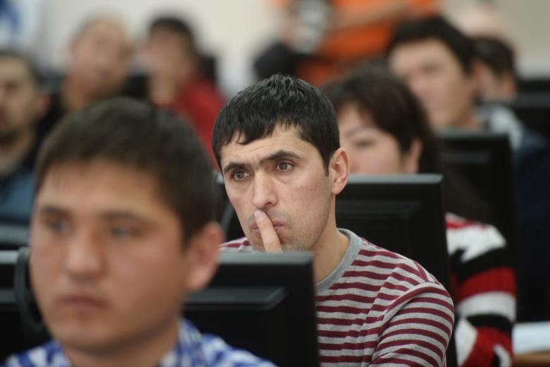 Иностранные граждане проходят электронное тестирование на знание русского языка