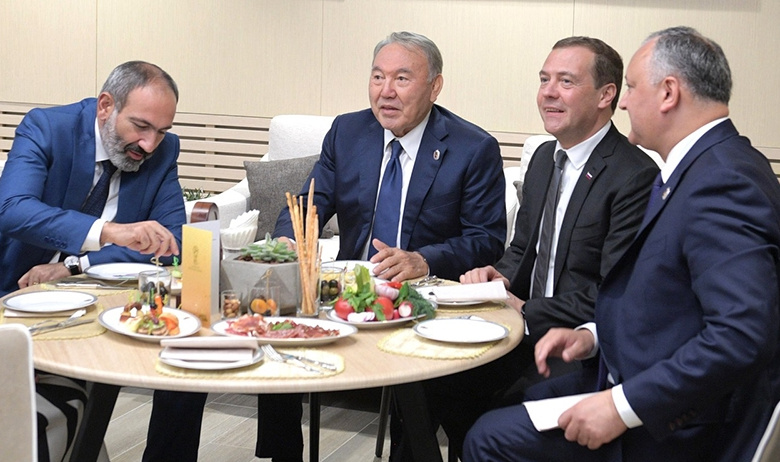 Нурсултан Назарбаев и Дмитрий Медведев (в центре)