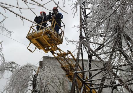 Из-за ледяного дождя в Приморье 150 тысяч человек остались без тепла