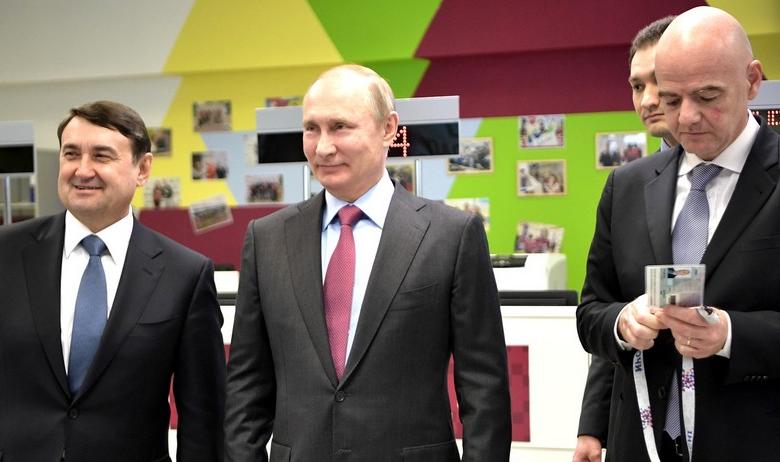 Президент РФ Владимир Путин с помощником президента Игорем Левитиным и президентом ФИФА Джанни Инфантино (справа)