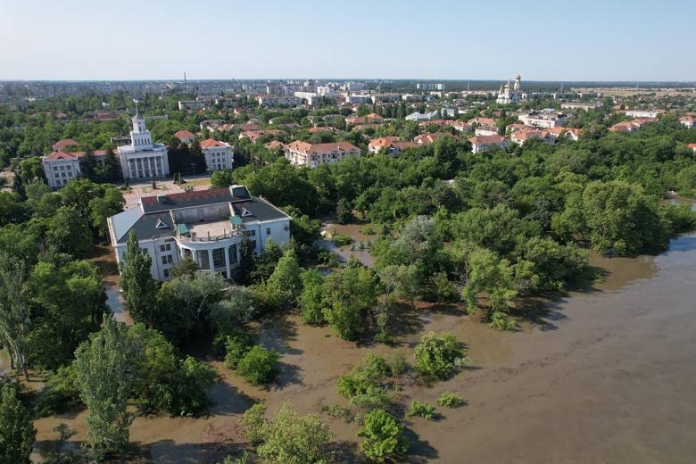 Подтопление центра города после разрушения задвижек на Каховской ГЭС